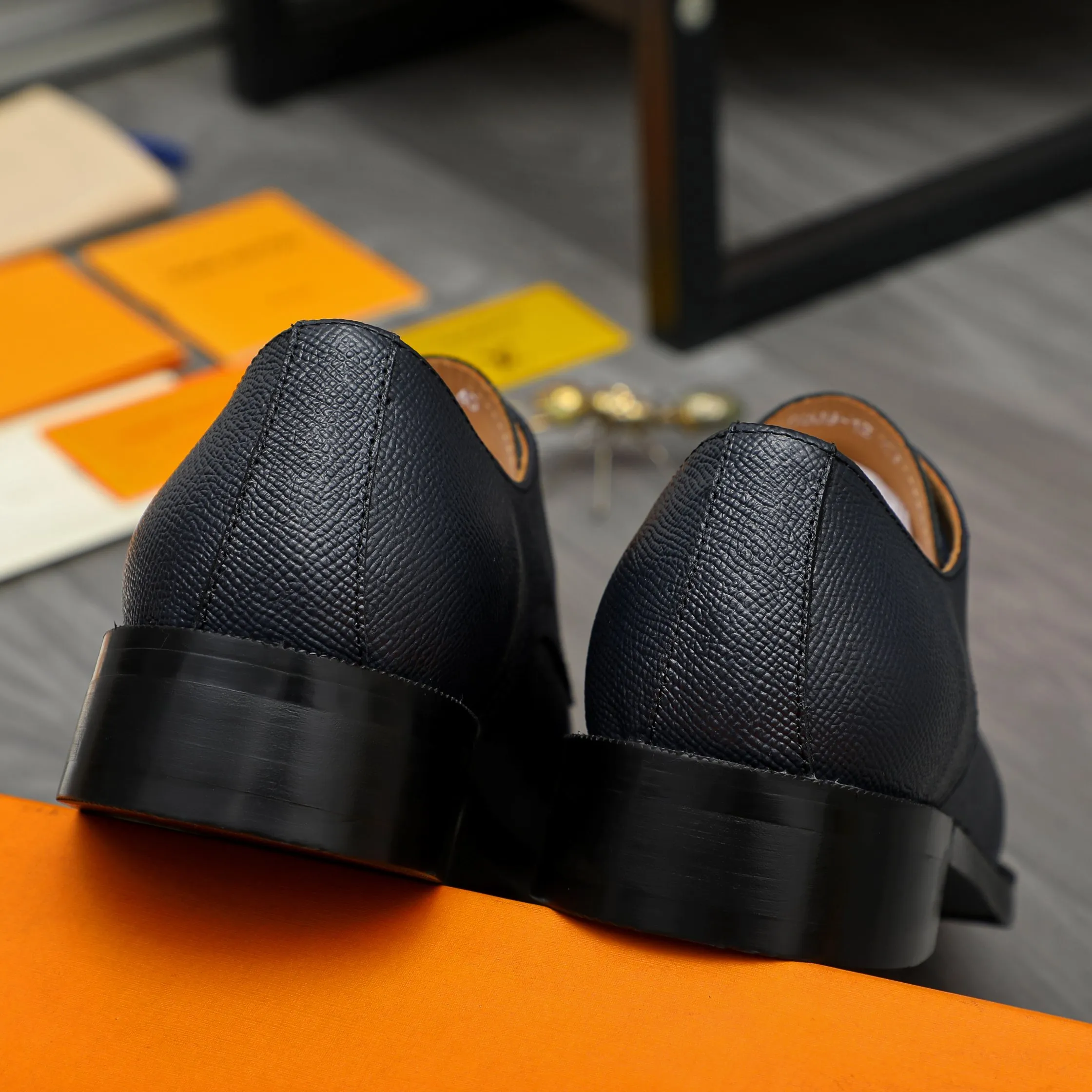 Men's shoes 💰500 Product trademark: LV "Louis Vuitton" business formal leather shoes Regular size: 39-45 (.45 customization is non-returnable) Product materials: Selected pebbled cowhide upper, cowhide lining, original rubber outsole